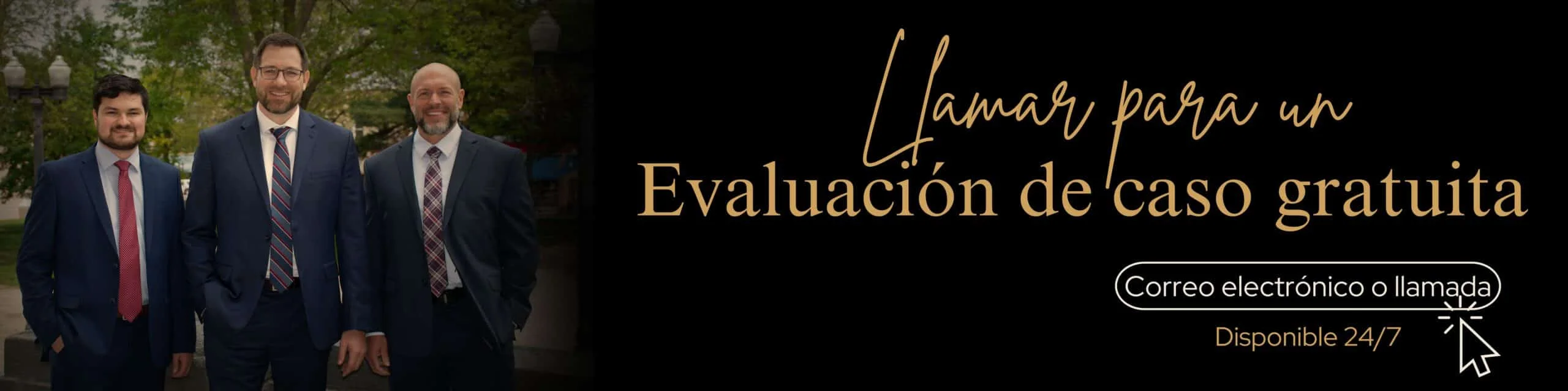 Tres abogados especializados en lesiones visten trajes en esta imagen de banner, junto a las palabras "solicite una evaluación gratuita de su caso"