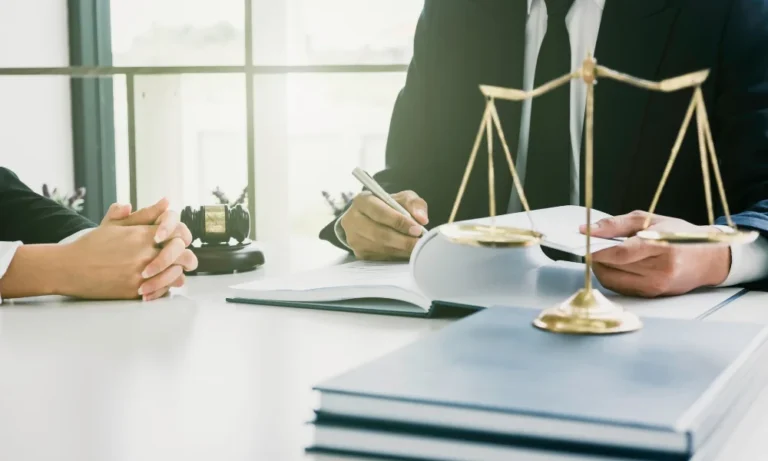 Un abogado de lesiones discute negligencia con un cliente